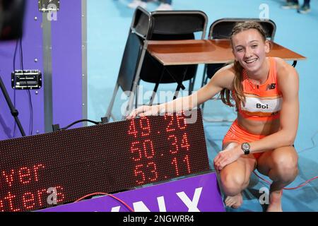 APELDOORN, NIEDERLANDE - FEBRUAR 19: Femke Bol feiert ihren Weltrekord bei der niederländischen Meisterschaft Athletics Indoor 2023 in Omnisport am 19. Februar 2023 in Apeldoorn, Niederlande (Foto: Patrick Goosen/Orange Pictures) Stockfoto