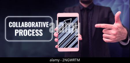 Inspiration mit Zeichen für „Collaborative Process“. Internetkonzept Menschen und Organisationen arbeiten, um Ergebnisse zu erzielen Stockfoto