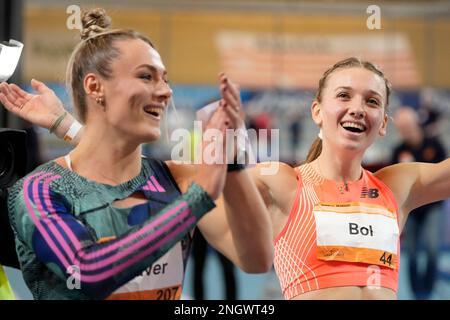 APELDOORN, NIEDERLANDE - FEBRUAR 19: Femke Bol feiert ihren Weltrekord bei der niederländischen Meisterschaft Athletics Indoor 2023 in Omnisport am 19. Februar 2023 in Apeldoorn, Niederlande (Foto: Patrick Goosen/Orange Pictures) Stockfoto