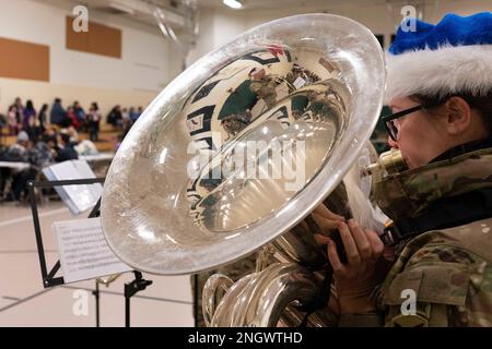 USA Army Staff Sgt. Bethany Hyson, ein Musiker der 11. Airborne Division Band, spielt Tuba während der Operation Santa Claus in der Trapper School in Nuiqsut, Alaska, am 29. November 2022. Santa, Mrs. Claus und mehr als drei Dutzend Elfen von der Alaska Air and Army National Guard haben sich mit der Heilsarmee zusammengetan, um 191 Kindern 1.420 Pfund Geschenke, Hygieneartikel und Bücher zu liefern. Die Alaska Air National Guard HC-130J Combat King II feierte 67 Jahre Operation Santa Claus, einen 176. Flügel, und diente als Schlitten des Weihnachtsmanns und lieferte der North Slope Borough Co. Eine gute Nachricht Stockfoto