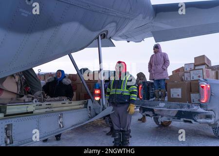 Santa, Mrs. Claus und mehr als drei Dutzend Elfen von der Alaska Air and Army National Guard haben sich mit der Heilsarmee zusammengetan, um 191 Kindern in Nuiqsut, Alaska, am 29. November 2022 1.420 Geschenke, Hygieneartikel und Bücher in Höhe von Pfund zu liefern. Die Alaska Air National Guard HC-130J Combat King II feierte 67 Jahre Operation Santa Claus, einen 176. Flügel, und diente als Schlitten des Weihnachtsmanns und lieferte der Gemeinde North Slope Borough eine gute Nachricht. (Alaska Air National Guard Foto von Major Chelsea Aspelund) Stockfoto