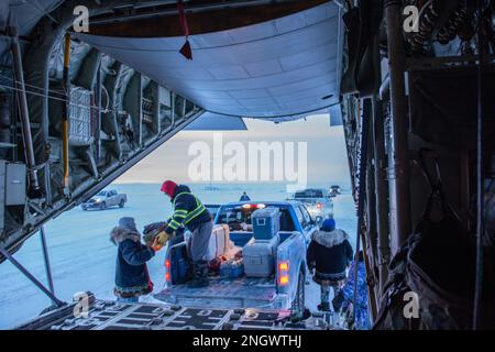 Santa, Mrs. Claus und mehr als drei Dutzend Elfen von der Alaska Air and Army National Guard haben sich mit der Heilsarmee zusammengetan, um 191 Kindern in Nuiqsut, Alaska, am 29. November 2022 1.420 Geschenke, Hygieneartikel und Bücher in Höhe von Pfund zu liefern. Die Alaska Air National Guard HC-130J Combat King II feierte 67 Jahre Operation Santa Claus, einen 176. Flügel, und diente als Schlitten des Weihnachtsmanns und lieferte der Gemeinde North Slope Borough eine gute Nachricht. (Alaska Air National Guard Foto von Senior Airman Emily Batchelor) Stockfoto