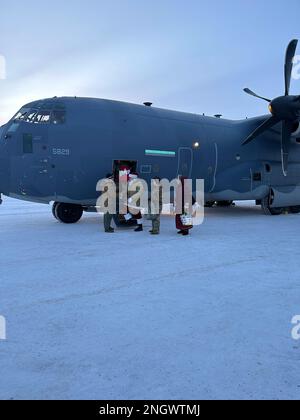 Santa und Mrs. Claus kommen am 29. November 2022 in Nuiqsut für die Operation Santa Claus mit einem 176. Flügel HC-130J Kampfflugzeug King II an. Die Operation Santa Claus ist das alljährliche Programm der Alaska National Guard für die Zusammenarbeit und Unterstützung der Gemeinschaft, das Kindern in entlegenen Gemeinden im ganzen Bundesstaat Geschenke überreicht. In Zusammenarbeit mit der Heilsarmee lieferten der Weihnachtsmann, Frau Claus und mehr als drei Dutzend Elfen 1.420 Pfund Geschenke, Rucksäcke, Hygieneartikel und Bücher an 191 Kinder in Nuiqsut. (Alaska National Guard Foto von 1. LT. Balinda O’Neal) Stockfoto