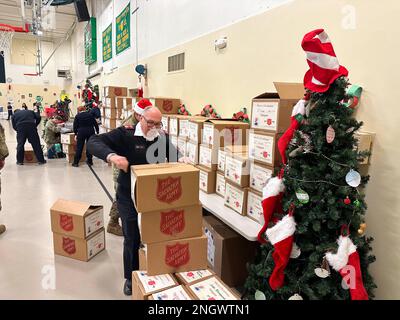 Freiwillige bei der Nationalgarde Alaska, der Heilsarmee und lokalen Partnern helfen an der Trapper School in Nuiqsut am 29. November 2022 beim Sortieren von Geschenken für die Operation Santa Claus. Die Operation Santa Claus ist das alljährliche Programm der Alaska National Guard für die Zusammenarbeit und Unterstützung der Gemeinschaft, das Kindern in entlegenen Gemeinden im ganzen Bundesstaat Geschenke überreicht. In Zusammenarbeit mit der Heilsarmee lieferten der Weihnachtsmann, Frau Claus und mehr als drei Dutzend Elfen 1.420 Pfund Geschenke, Rucksäcke, Hygieneartikel und Bücher an 191 Kinder in Nuiqsut. (Alaska National Guard Foto von 1. LT. Balinda O’Neal) Stockfoto