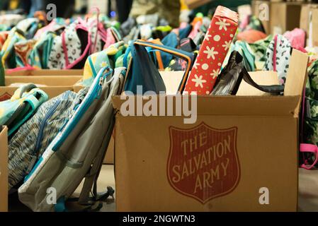 Santa, Mrs. Claus und mehr als drei Dutzend Elfen von der Alaska Air and Army National Guard haben sich mit der Heilsarmee zusammengetan, um 191 Kindern in Nuiqsut, Alaska, am 29. November 2022 1.420 Geschenke, Hygieneartikel und Bücher in Höhe von Pfund zu liefern. Die Alaska Air National Guard HC-130J Combat King II feierte 67 Jahre Operation Santa Claus, einen 176. Flügel, und diente als Schlitten des Weihnachtsmanns und lieferte der Gemeinde North Slope Borough eine gute Nachricht. (Alaska Air National Guard Foto von Senior Airman Emily Batchelor) Stockfoto