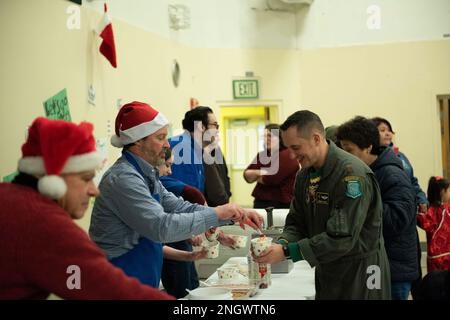 Santa, Mrs. Claus und mehr als drei Dutzend Elfen von der Alaska Air and Army National Guard haben sich mit der Heilsarmee zusammengetan, um 191 Kindern in Nuiqsut, Alaska, am 29. November 2022 1.420 Geschenke, Hygieneartikel und Bücher in Höhe von Pfund zu liefern. Die Alaska Air National Guard HC-130J Combat King II feierte 67 Jahre Operation Santa Claus, einen 176. Flügel, und diente als Schlitten des Weihnachtsmanns und lieferte der Gemeinde North Slope Borough eine gute Nachricht. (Alaska Air National Guard Foto von Senior Airman Emily Batchelor) Stockfoto