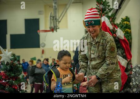 Santa, Mrs. Claus und mehr als drei Dutzend Elfen von der Alaska Air and Army National Guard haben sich mit der Heilsarmee zusammengetan, um 191 Kindern in Nuiqsut, Alaska, am 29. November 2022 1.420 Geschenke, Hygieneartikel und Bücher in Höhe von Pfund zu liefern. Die Alaska Air National Guard HC-130J Combat King II feierte 67 Jahre Operation Santa Claus, einen 176. Flügel, und diente als Schlitten des Weihnachtsmanns und lieferte der Gemeinde North Slope Borough eine gute Nachricht. (Alaska Air National Guard Foto von Senior Airman Emily Batchelor) Stockfoto