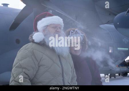 Santa, Mrs. Claus und mehr als drei Dutzend Elfen von der Alaska Air and Army National Guard haben sich mit der Heilsarmee zusammengetan, um 191 Kindern in Nuiqsut, Alaska, am 29. November 2022 1.420 Geschenke, Hygieneartikel und Bücher in Höhe von Pfund zu liefern. Die Alaska Air National Guard HC-130J Combat King II feierte 67 Jahre Operation Santa Claus, einen 176. Flügel, und diente als Schlitten des Weihnachtsmanns und lieferte der Gemeinde North Slope Borough eine gute Nachricht. (Alaska Air National Guard Foto von Major Chelsea Aspelund) Stockfoto