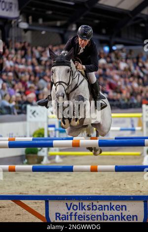 19. Februar 2023, Schleswig-Holstein, Neumünster: Reitsport/Springen: Grand Prix (Riders Tour Final). Rolf-Göran Bengtsson aus Schweden über Zuccero in Aktion. Er gewinnt den Springwettbewerb. Foto: Stefan Lafrentz/dpa Stockfoto