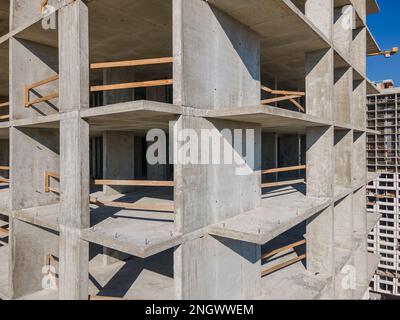 Betonrahmen eines modernen Hochhauses. Baustellendetails Stockfoto