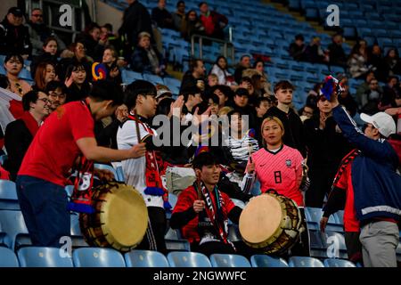 CBS Arena, Coventry, Großbritannien. 19. Februar 2023. Arnold Clark Cup Fußball, Belgien gegen die Republik Korea; Fans der Republik Korea knallen vor dem Spiel ihre Trommeln zur Unterstützung. Credit: Action Plus Sports/Alamy Live News Stockfoto