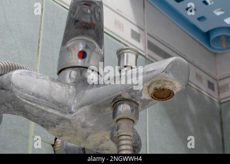 Wasserhahn, Kalkablagerungen. Dreckiger Wasserhahn mit Kalkablagerungen, kalzifizierter Wasserhahn mit Kalk im Bad, Nahaufnahme. Selektiver Fokus, flache Abt Stockfoto