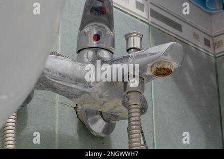 Wasserhahn, Kalkablagerungen. Dreckiger Wasserhahn mit Kalkablagerungen, kalzifizierter Wasserhahn mit Kalk im Bad, Nahaufnahme. Selektiver Fokus, flache Abt Stockfoto