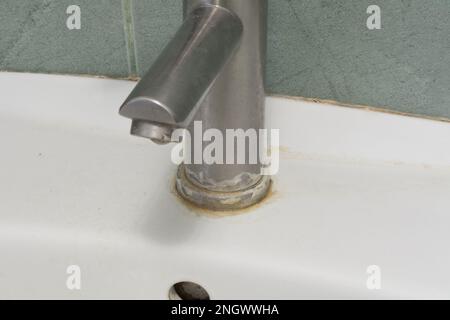 Wasserhahn, Kalkablagerungen. Dreckiger Wasserhahn mit Flecken und Kalkablagerungen im Bad. Selektiver Fokus, geringe Tiefenschärfe. Stockfoto