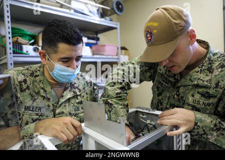 221129-A-IA376-1020 SANTO DOMINGO, Dominikanische Republik (30. Nov. 2022) Chefkrankenhausarzt Shawn Burnette, Right, and Hospital Corpsman 1. Klasse Lester Miller, Left, zugewiesen zu Spitalschiff USNS Comfort (T-AH 20), Im Krankenhaus Dr. Francisco E. Moscoso Puello muss eine Kabelverbindung zu einem Gerät nachgerüstet werden, bevor im Rahmen einer Nebenveranstaltung am 30. November 2022 mit den Mitarbeitern des Krankenhauses zusammengearbeitet wird. Comfort wird in die US-4.-Flotte eingesetzt, um Promise 2022, eine humanitäre Hilfe und Kulanz Mission, die direkte medizinische Versorgung, Expeditionstierarzt, zu unterstützen Stockfoto