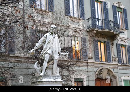 Alte weiße Marmorstatue des Denkmals des berühmten Navigators Cristoforo Colombo in Mailand, Norditalien. Unbekannter Bildhauer. Sonnenuntergangslichter. Stockfoto