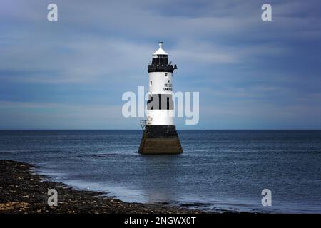 Der Penmon Lighthouse (Trwyn Du Lighthouse in Welsh) am Penmon Point in Anglesey, North Wales, wurde zwischen 1835 und 1838 erbaut. Stockfoto