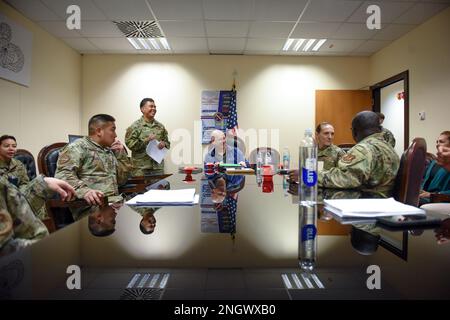 Oberst Scott Thompson, Center, United States Air Forces in Europe und Air Forces Africa Director of Financial Management and Comptroller, nimmt am 29. November 2022 an einer Einsatzbesprechung der Comptroller Squadron 39. auf dem Luftwaffenstützpunkt Incirlik in der Türkei Teil. Thompson und Chief Master Sgt. Shiona Meyer, der geschäftsführende Leiter des Finanzmanagements und der Rechnungsprüfer der USAFE-AFAFRICA, besuchten die Finanzteams der Luftwaffe 39. und ihrer geografisch getrennten Einheiten, um ihre Fähigkeiten und Ressourcen sowie die einzigartigen Herausforderungen, denen sie gegenüberstehen, zu beobachten. Mit diesem Wissen kann die USAFE-AFAFRICA FM Ihnen Rat und Unterstützung bieten Stockfoto