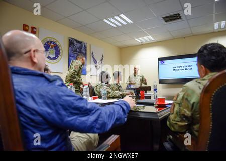 Tech. Sgt. Emile Navarro, Zentrum, 39. Stellvertretender Dispergieroffizier der Comptroller-Staffel, informiert Oberst Scott Thompson, Left, United States Air Forces in Europe und Air Forces Africa Director of Financial Management and Comptroller, über die Mission der Comptroller Squadron 39. auf dem Luftwaffenstützpunkt Incirlik, Türkei, 29. November 2022. Thompson und Chief Master Sgt. Shiona Meyer, der geschäftsführende Leiter des Finanzmanagements und der Rechnungsprüfer der USAFE-AFAFRICA, besuchten den 39. Luftwaffenstützpunkt und seine geografisch getrennten Einheiten Finanzteams, um ihre Fähigkeiten und Ressourcen sowie die einzigartigen Herausforderungen zu beobachten Stockfoto