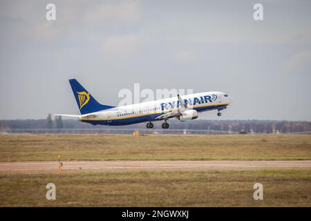 Kiew, Ukraine - 29. Oktober 2019: Das Flugzeug startet am internationalen Flughafen Boryspil. Flugzeug Ei-ESS Ryanair Fluggesellschaften Boeing 737-800 fliegen in den Himmel. Flug im Herbst im Passagierflugzeug. Stockfoto