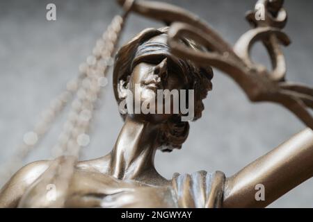 Dame Justiz oder iustitia - Details der blind oder mit verbundenen Augen Bronze Statue - Recht und Gesetz Symbol Stockfoto