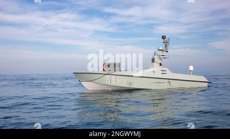 221129-A-RY768-2016 ARABISCHER GOLF (29. November 2022) ein unbemanntes Schiff L3 Harris Arabian Fox MAST-13 ist im Arabischen Golf am 29. November während der Digital Horizon 2022 im Einsatz. Die dreiwöchige Veranstaltung zur Integration unbemannter und künstlicher Intelligenz beinhaltet den erstmaligen Einsatz neuer Plattformen in der Region. Stockfoto