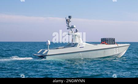 221129A-RY768-2018 ARABISCHER GOLF (29. November 2022) ein unbemanntes Schiff L3 Harris Arabian Fox MAST-13 ist im Arabischen Golf am 29. November während der Digital Horizon 2022 im Einsatz. Die dreiwöchige Veranstaltung zur Integration unbemannter und künstlicher Intelligenz beinhaltet den erstmaligen Einsatz neuer Plattformen in der Region. Stockfoto