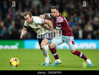 Harry Kane von Tottenham Hotspur (links) und Danny ings von West Ham United kämpfen während des Premier League-Spiels im Tottenham Hotspur Stadium in London um den Ball. Foto: Sonntag, 19. Februar 2023. Stockfoto