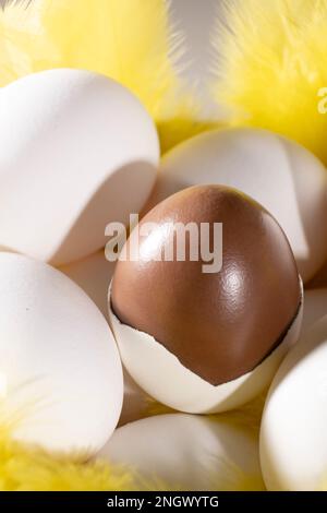 Helsinki / Finnland - 19. FEBRUAR 2023: Traditionelle finnische Küche - mit Nougat-Schokolade gefüllte ostereier in einer Schüssel. Stockfoto