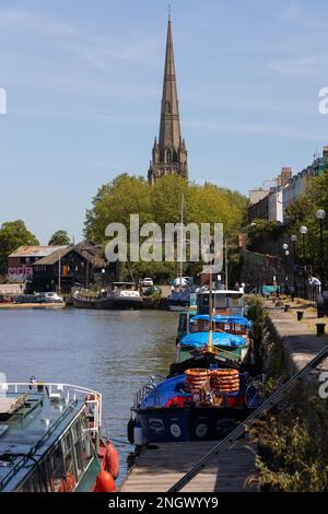 BRISTOL, Großbritannien - 14. Mai: Blick entlang den Fluss Avon in Bristol am 14. Mai 2019. Nicht identifizierte Personen Stockfoto