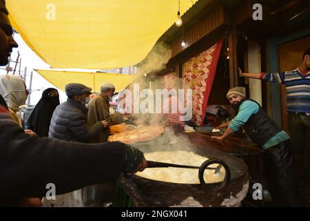 Srinagar, Indien. 19. Februar 2023. Menschen, die Fleisch und Süßigkeiten nach dem Gebet im Hazratbal-Schrein einkaufen anlässlich des Shab-e-Meraj in Srinagar, Kaschmir am 19. Februar 2023. (Foto von Mubashir Hassan/Pacific Press) Kredit: Pacific Press Media Production Corp./Alamy Live News Stockfoto