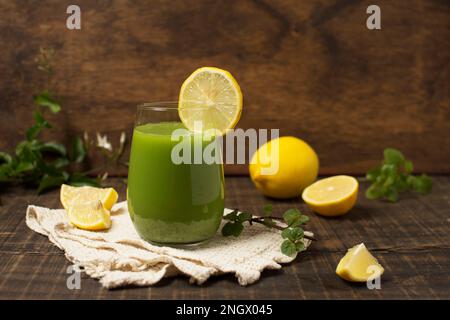 Arrangement mit grünen Smoothie-Zitronen. Hochauflösendes Foto Stockfoto