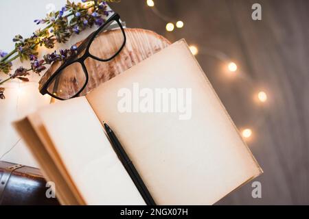 Öffnen Sie das Buch mehr Bücher. Hochauflösendes Foto Stockfoto