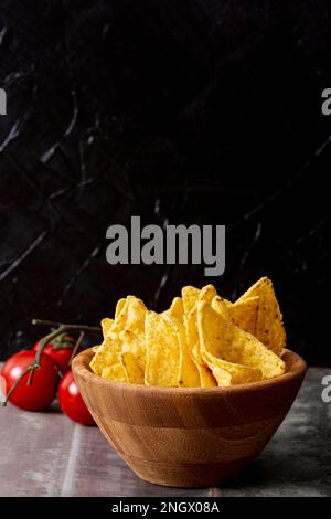Leckere Nachos Holzschüssel Tomaten Stockfoto