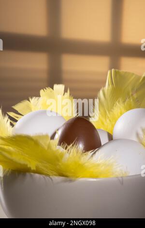 Helsinki / Finnland - 19. FEBRUAR 2023: Traditionelle finnische Küche - mit Nougat-Schokolade gefüllte ostereier in einer Schüssel. Stockfoto