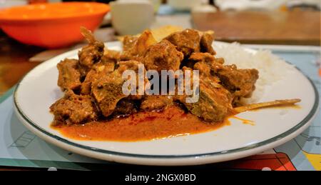 Eine kleine Portion scharfes Rogan josh Hammel- oder Ziegencurry mit aromatischem Basmati-Reis oder Chawal Stockfoto