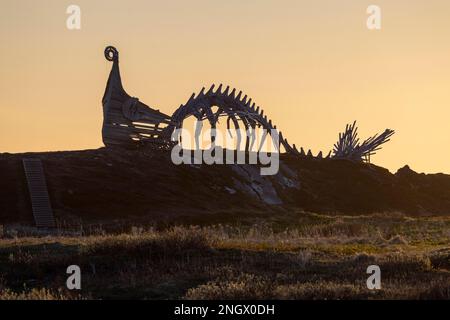 Drakkar Leviathan, Denkmal, Skulptur, Mischdrachen und Wikingerschiff, errichtet 2016, Vardoe, Vardo, Varangerfjord, Finnmark, Nordnorwegen, Norwegen Stockfoto