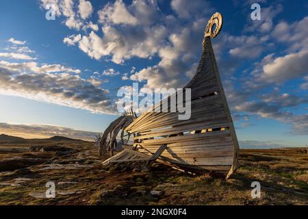 Drakkar Leviathan, Denkmal, Skulptur, Mischdrachen und Wikingerschiff, errichtet 2016, Vardoe, Vardo, Varangerfjord, Finnmark, Nordnorwegen, Norwegen Stockfoto