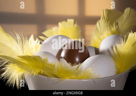 Helsinki / Finnland - 19. FEBRUAR 2023: Traditionelle finnische Küche - mit Nougat-Schokolade gefüllte ostereier in einer Schüssel. Stockfoto