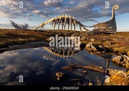 Drakkar Leviathan, Denkmal, Skulptur, Mischdrachen und Wikingerschiff, errichtet 2016, Vardoe, Vardo, Varangerfjord, Finnmark, Nordnorwegen, Norwegen Stockfoto