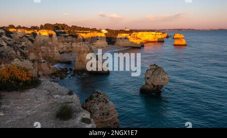 Luftaufnahme, Sonnenuntergang in Praia da Marinha, Felsen und Klippen, steile Küste an der Algarve, Portugal Stockfoto