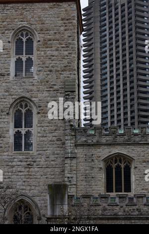 Tower und die Kirche im Barbican Centre London Stockfoto