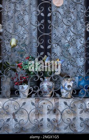 Töpfe und prunkvolle Bars am Fenster in der Toskana Stockfoto