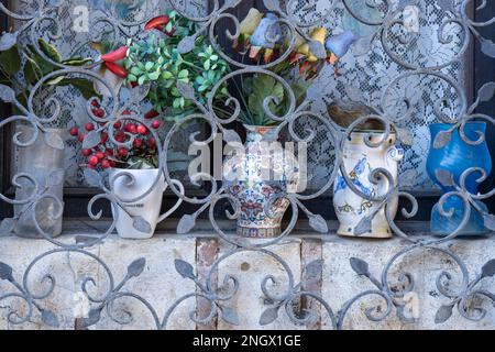 Töpfe und prunkvolle Bars am Fenster in der Toskana Stockfoto