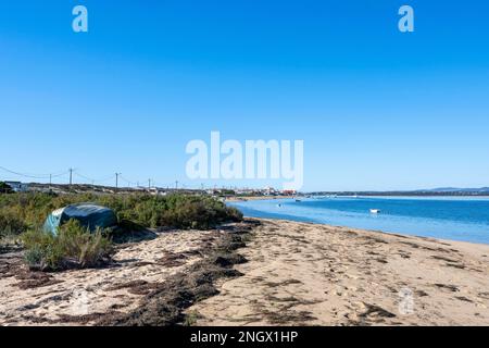 Boot am Strand des Naturparks Ria Formosa, Faro, Algarve, Portugal Stockfoto