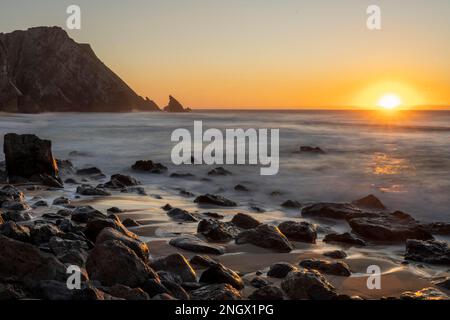 Sonnenuntergang am Sandstrand, Praia da Adraga, Colares, Portugal Stockfoto