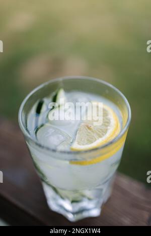 Gin Tonic in Glas. Mojito-Kokosnuss. Dekoriert mit einem Stück Zitrone und. Holztisch Stockfoto