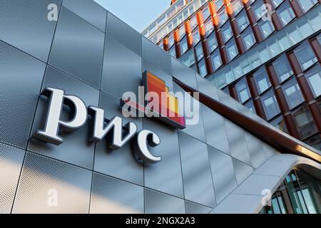 PWC-Logo auf dem Eclipse-Hochhaus, Wirtschaftsprüfungsunternehmen PricewaterhouseCoopers AG, Düsseldorf, Nordrhein-Westfalen, Deutschland Stockfoto