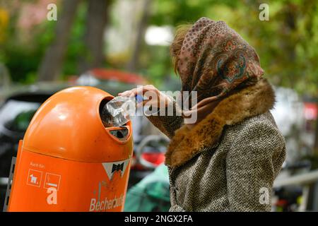 Positives Symbolfoto, Altersarmut, Senioren, Flaschen sammeln Stockfoto