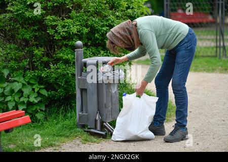 Positives Symbolfoto, Altersarmut, Senioren, Flaschen sammeln Stockfoto